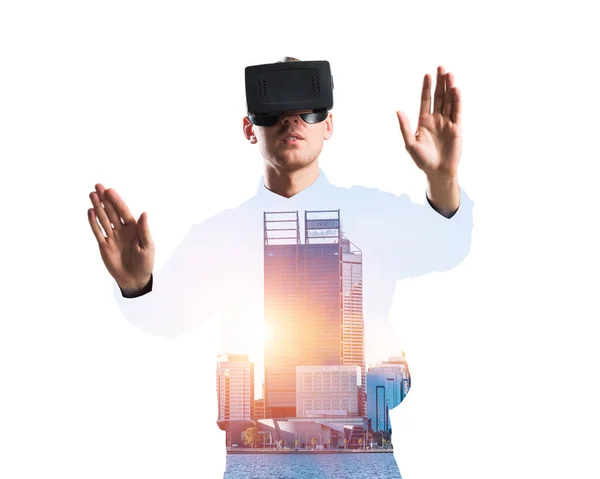 Killen bär kontrollerad skjorta och virtuell mask sträcker händerna och försöker koncentrera — Stockfoto