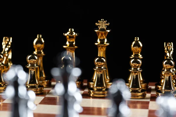 Gouden en zilveren schaakfiguren op schaakbord — Stockfoto