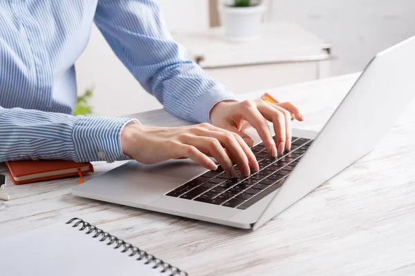 Büroleiter arbeitet mit Laptop — Stockfoto