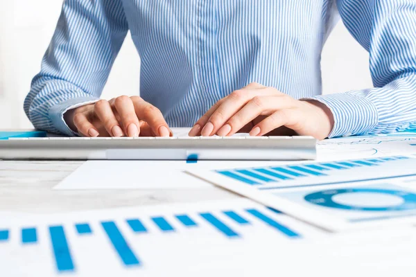 Manager typing on computer keyboard — Stock Photo, Image