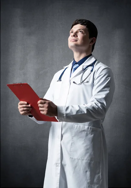 Lekarz z tabletką na dokumenty — Zdjęcie stockowe