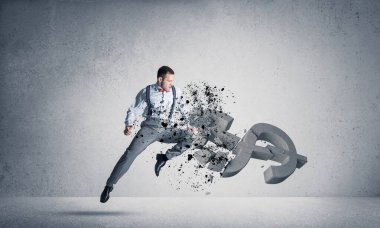 Boş beton odada azimli bir bankacı dolar bozuyor.