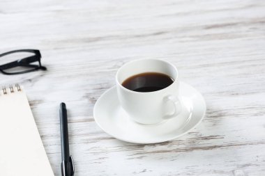 Bir fincan kahveyle ofis çalışma alanı