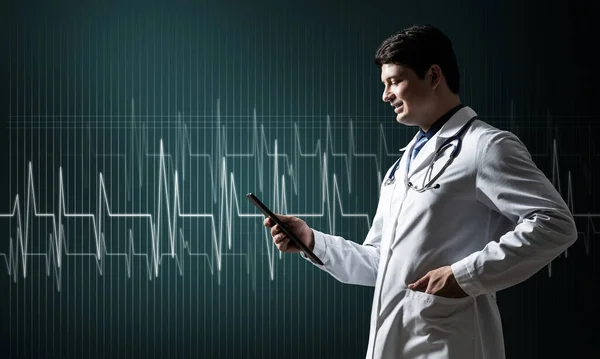 Arzt mit Tablette. Konzept der digitalen Gesundheitsfürsorge — Stockfoto