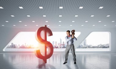 Modern ofis içindeki azimli bankacı dolar bozan adam.