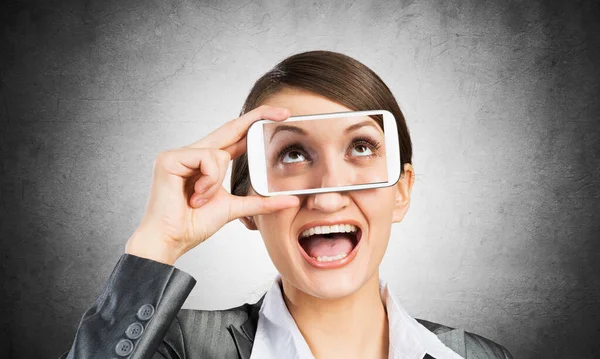 Kvinna som täcker sina ögon med smartphone — Stockfoto