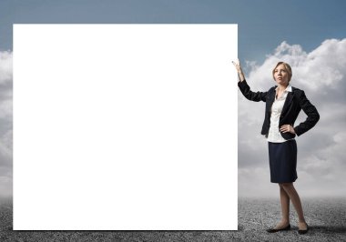 Pankartın yanında duran takım elbiseli güzel kadın