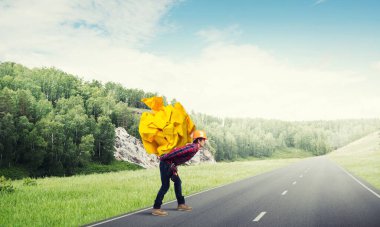 Mühendis adam yükünü taşıyor.