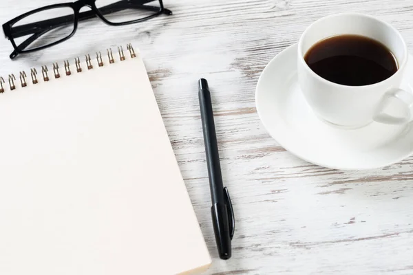 Stilla livet på kontoret arbetsyta med kopp kaffe — Stockfoto
