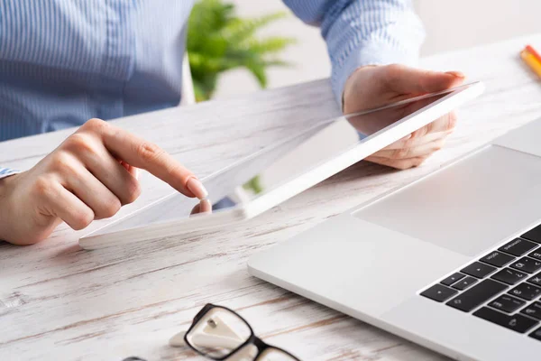 Señora de los negocios utilizando la tableta en el escritorio —  Fotos de Stock