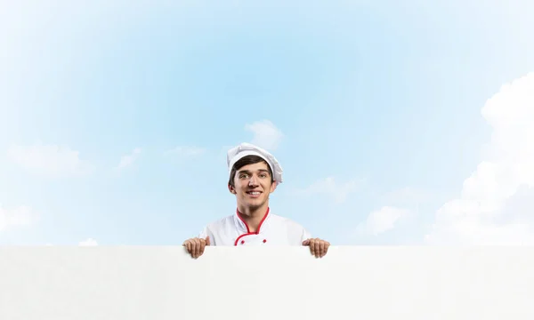 Chef joven con letrero en blanco — Foto de Stock