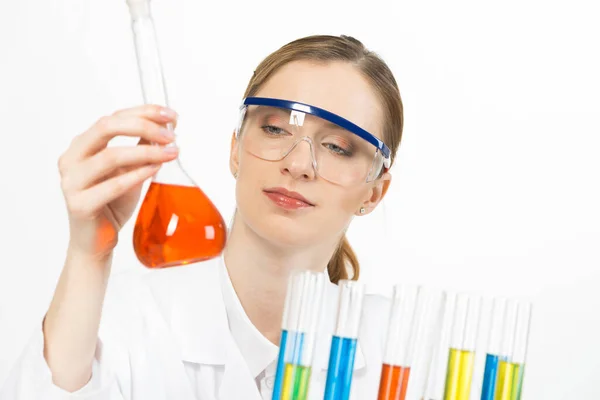 Conceito de indústria química de alta tecnologia com cientista — Fotografia de Stock