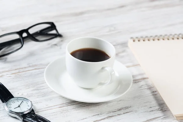 Mesa de escritório com vista superior com xícara branca de café — Fotografia de Stock