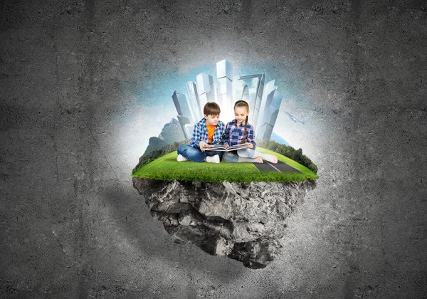 Duas crianças em idade escolar com livro explorando este grande mundo — Fotografia de Stock