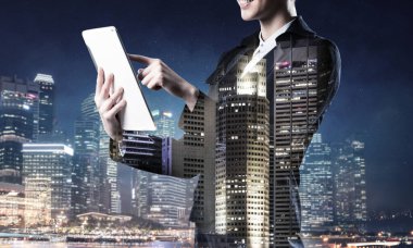 Gece şehri ve kadınla çift pozlama konsepti