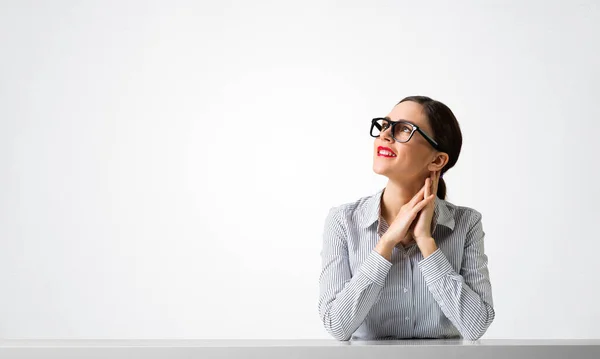 Zelfverzekerde zakenvrouw in bril aan het bureau — Stockfoto