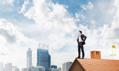 Tuğladan çatıda kolları akimbo olan beyefendi. Karışık ortam