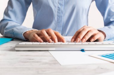 Bilgisayar klavyesinde yazan yönetici