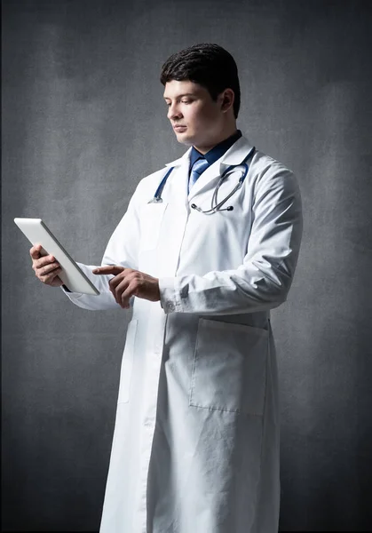 Dokter met een computer tablet — Stockfoto