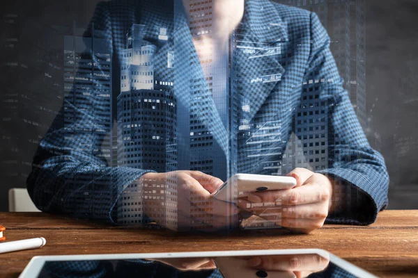 Empresária usando telefone celular na mesa — Fotografia de Stock