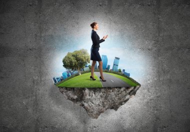 Kendine güvenen bayan patron ve modern şehir çevreci yeşil yapı kavramı