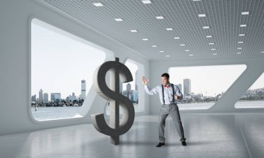Modern ofis içindeki azimli bankacı dolar bozan adam.
