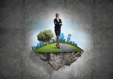 Kendine güvenen bayan patron ve modern şehir çevreci yeşil yapı kavramı