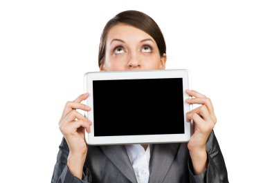 Tablet bilgisayarlı iş kadını yukarı bakıyor