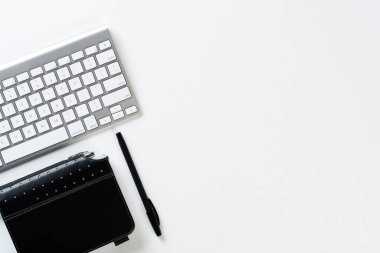 Malzemelerle dolu ofis çalışma alanı