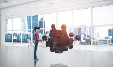 Sanal gerçeklik maskeli kız sanal teknoloji dünyasını tecrübe ediyor. Karışık ortam