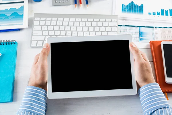 Empresário com um tablet, trabalha no escritório — Fotografia de Stock