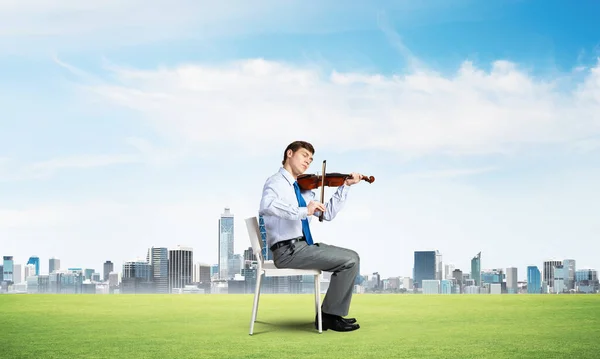 Jovem empresário tocando violino — Fotografia de Stock