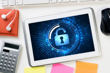 Ahşap masa üzerinde tablet bilgisayarlı Web güvenliği ve teknoloji kavramı