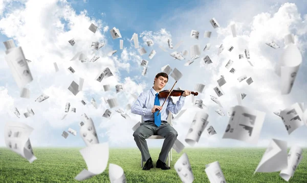 Joven empresario tocando el violín — Foto de Stock