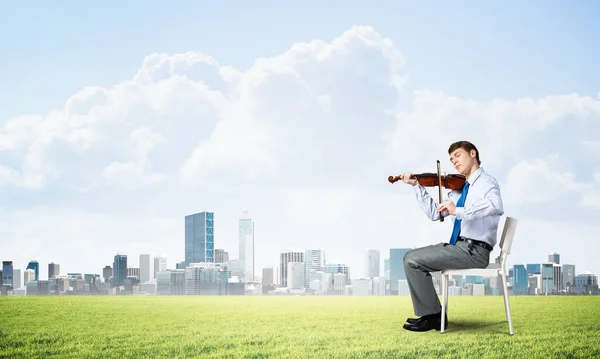 Joven empresario tocando el violín — Foto de Stock