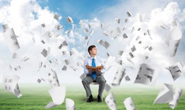 Kitaplı genç işadamı