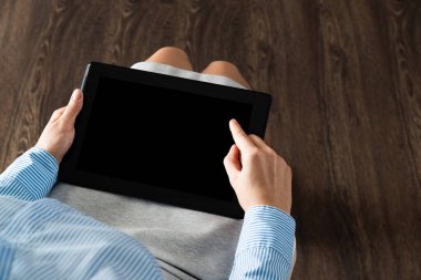 Kucağında tabletle iş kadını