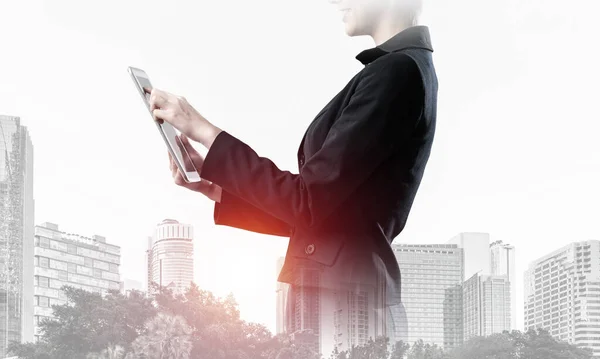 Young businesswoman with tablet computer — Stock Photo, Image