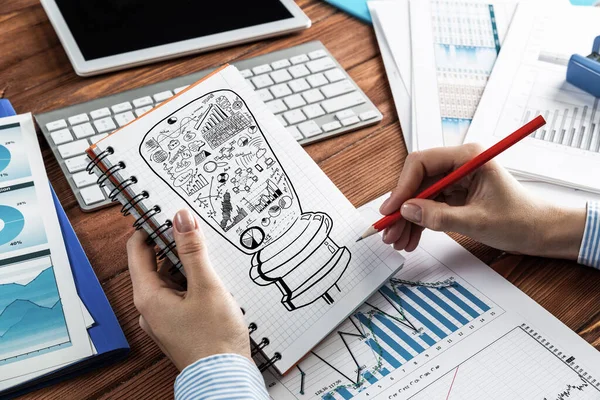 Zakelijke vrouw met notebook — Stockfoto