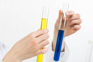 Klinik laboratuvar analizi ve incelemesi.