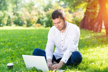 Genç işadamı dizüstü bilgisayar kullanıyor