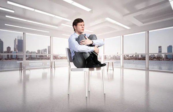 Homme d'affaires effrayé sur une chaise dans le bureau — Photo