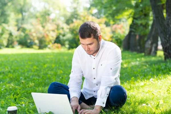 Ung affärsman som använder bärbar dator — Stockfoto