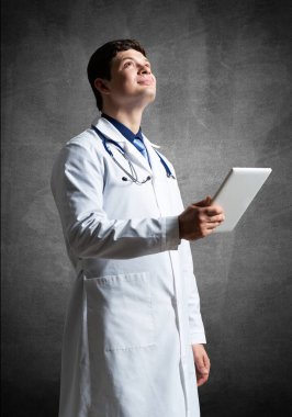 Bilgisayar tabletli bir doktor.