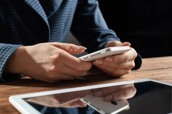 Businesswoman pomocí mobilního telefonu na stole — Stock fotografie