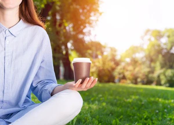 Fiatal vörös hajú nő meditál lótuszpózban — Stock Fotó