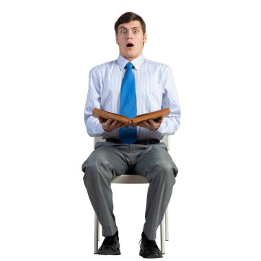 Kitaplı genç bir işadamı.