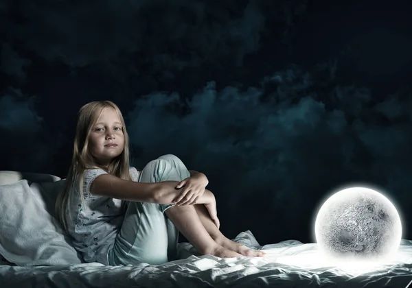 Ragazza nel suo letto e pianeta luna — Foto Stock