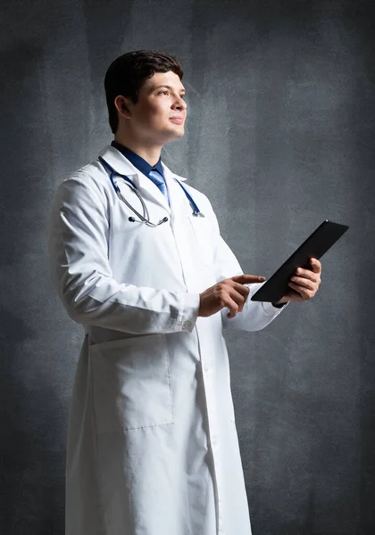 Dokter met een computer tablet — Stockfoto