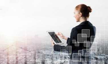 Kadın ve şehir manzarasıyla çifte pozlama kavramı